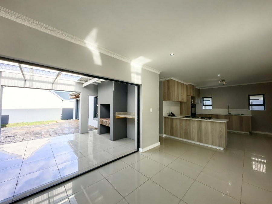 To Let 4 Bedroom Property for Rent in Blue Mountain Village Western Cape
